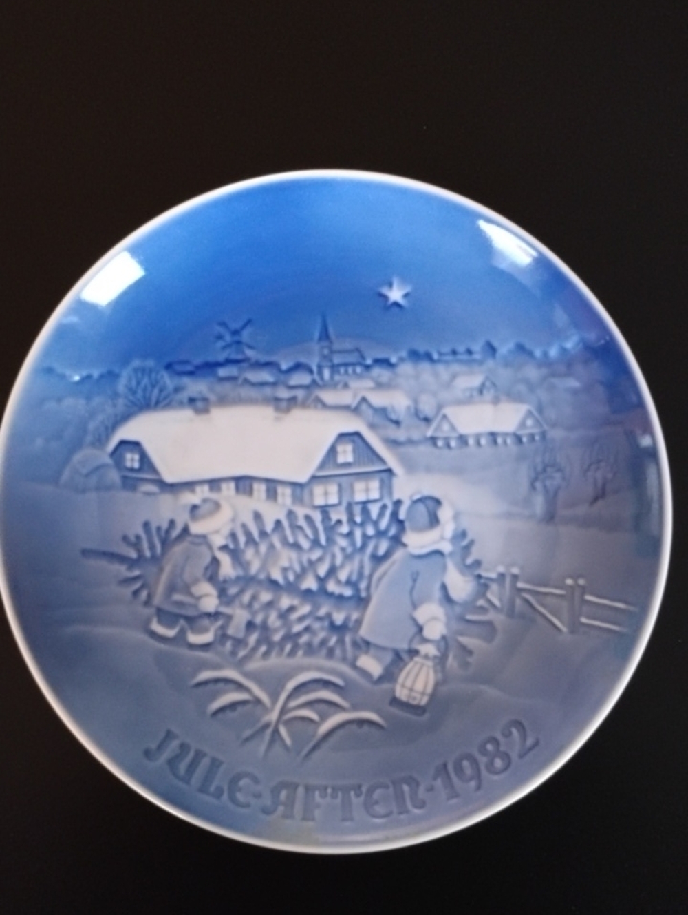 1982 Bing & Grondahl The Christmas Tree Jule Aften Porcelain Collector Plate